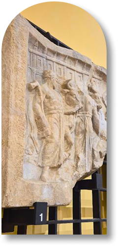 Una scultura in marmo raffigurante dei gladiatori.