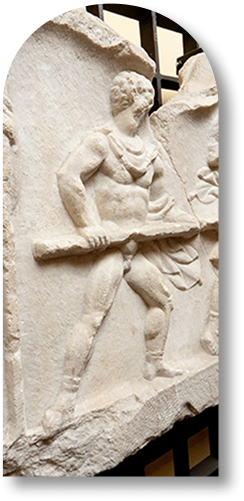 Una scultura in marmo raffigurante dei gladiatori.